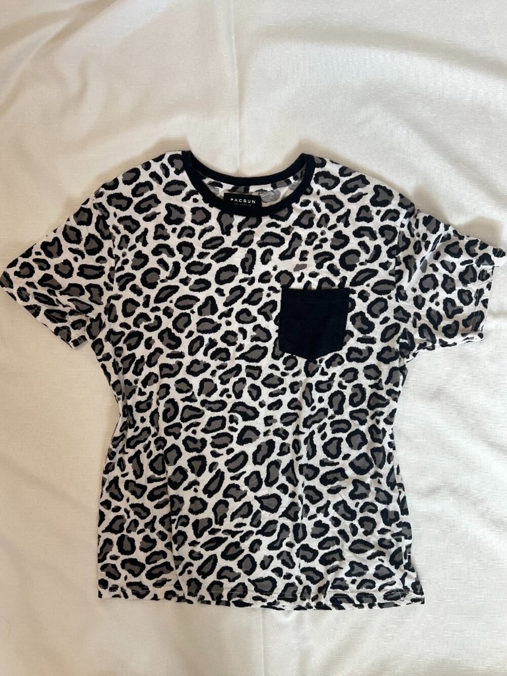 PacSun Gray Leopard Print Pocket T-Shirt Women's Size L Cotton Short Sleeve Crew